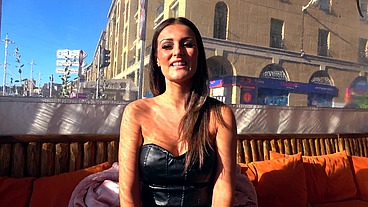 A Marseille, l'incroyable Lylou réchauffe l'atmosphère de manière ultra sexy !
