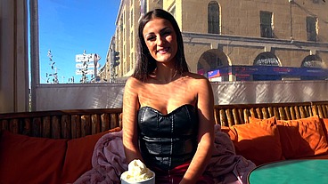 A Marseille, l'incroyable Lylou réchauffe l'atmosphère de manière ultra sexy !