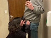 Chupando la polla de mi hermanastro en el cine