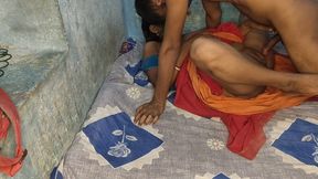 Lal saree wali village bhabhi Bihari boy se chudai karva diya