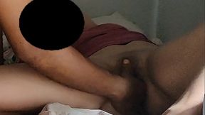 Dedilhando a buceta e o cu da Bailey