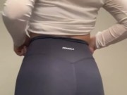 Onlyfans girl showing off leggings