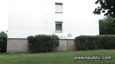 Desperate girls are pissing in front of their neighbours house