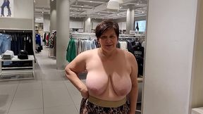 je sors de la cabine d essayage seins nus pour faire une incursion dans le ...
