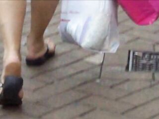 Hawt lady showing off her feet