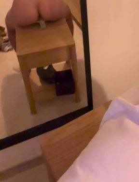 Teen Twink reitet Dildo