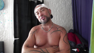 Dövme yaptırmış genç Fransız yakışıklı Jerome James, ateşli en iyi arkadaşının bakış açısından derin boğaz ve anal ilişkiye giriyor.