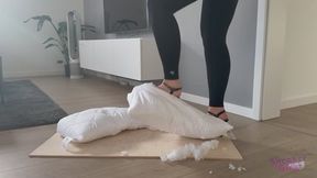 Sneaker-Girl Mia Moon - Two Pillows Crush