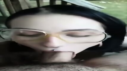 Ejac originale sur les lunettes d'Alora Li