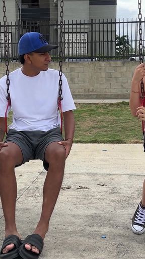 Encuentro a Una Desconocida Aburrida En El Parque, La Invito a Mi Apartamento Para Des Aburrirla, Termino Metiendole Mi Polla.
