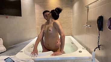 Um sexo completo dentro da hidromassagem