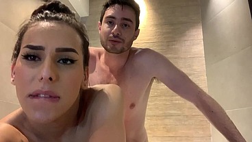 Um sexo completo dentro da hidromassagem