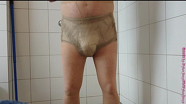 Inkontinenz-Test von Nylonjunge 1 ** Die Windel **