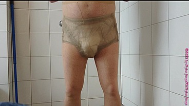 Inkontinenz-Test von Nylonjunge 1 ** Die Windel **