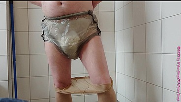 Inkontinenz-Test von Nylonjunge 1 ** Die Windel **