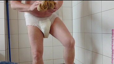 Inkontinenz-Test von Nylonjunge 1 ** Die Windel **