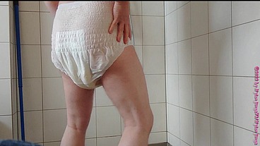 Inkontinenz-Test von Nylonjunge 1 ** Die Windel **