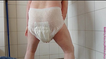 Inkontinenz-Test von Nylonjunge 1 ** Die Windel **