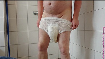 Inkontinenz-Test von Nylonjunge 1 ** Die Windel **