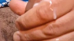 Caliente masajes en el pene y test&#x00ED;culos llenos de leche