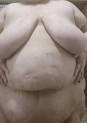 Thick SSBBW shows off her nude big tits