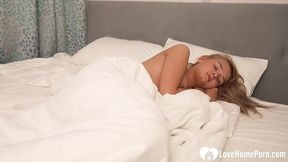Inked blonde sucks rod in homemade doggie style
