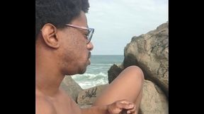 Me masturbando na praia de nudismo de Abric&oacute_