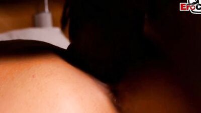 Brünette Milf mit dicken Titten wird von Riesen Schwanz gefickt