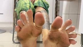 I came from the beach barefoot with dirty feet
