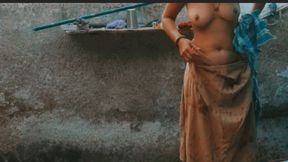 The elder sister-in-law&amp;#039;s stepsister is bathing naked in the open courtyard of the house, the elder sister-in-law&amp;#039;s st