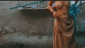 The elder sister-in-law&amp;#039;s stepsister is bathing naked in the open courtyard of the house, the elder sister-in-law&amp;#039;s st