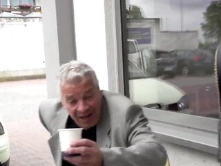 Bawdy Tina beim Baecker abgeschleppt