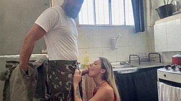 Cheguei do quartel e a safada estava preparando almoço,dei pau na bucetinha dela