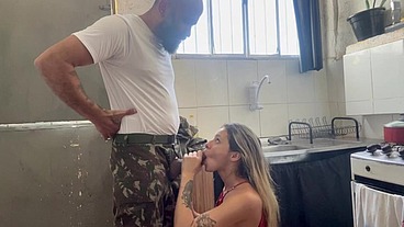 Cheguei do quartel e a safada estava preparando almoço,dei pau na bucetinha dela