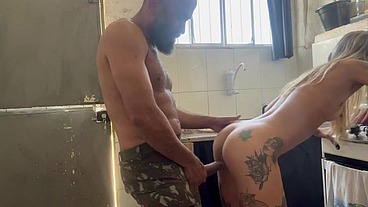 Cheguei do quartel e a safada estava preparando almoço,dei pau na bucetinha dela