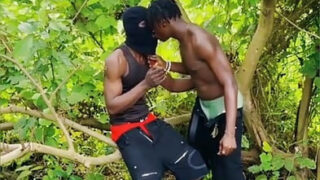 アマチュアの若いアジアのゲイ売春婦、大きな黒いチンポがアナルファックされる