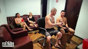 jogando videogame com os amigos - resenha do carmona