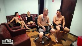 jogando videogame com os amigos - resenha do carmona