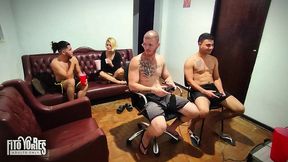 jogando videogame com os amigos - resenha do carmona