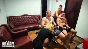 jogando videogame com os amigos - resenha do carmona