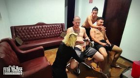 jogando videogame com os amigos - resenha do carmona