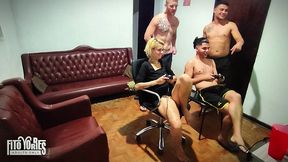 jogando videogame com os amigos - resenha do carmona
