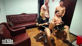 jogando videogame com os amigos - resenha do carmona