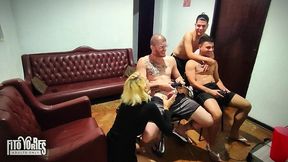 jogando videogame com os amigos - resenha do carmona