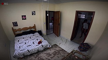 Aluguei o quarto com uma câmera escondida não resisti e fodi a safada