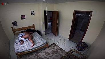 Aluguei o quarto com uma câmera escondida não resisti e fodi a safada