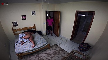 Aluguei o quarto com uma câmera escondida não resisti e fodi a safada