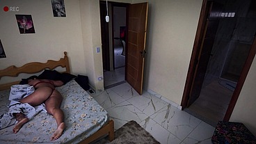 Aluguei o quarto com uma câmera escondida não resisti e fodi a safada