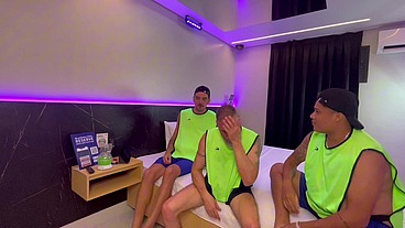 DEPOIS DE PERDE DE PROPÓSITO NO JOGO O COROA SO PENSAVA EM UMA COISA (machos suados no vestiário)