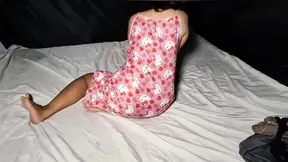 Aziatische Babe neemt de enorme lul van haar minnaar in de kont van haar strakke zelfgemaakte koppel.